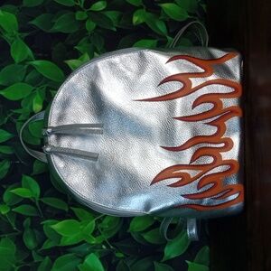 👜 T-shirt & Jeans Metallic Silver Flames Backpack